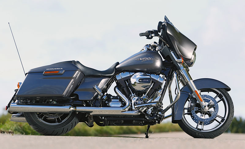 Harley-Davidson-Street-Glide rechts