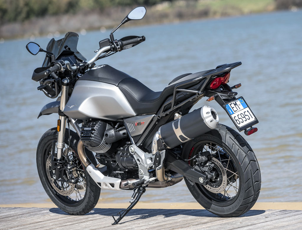 Heckansicht: Moto Guzzi V85 TT Modell 2019