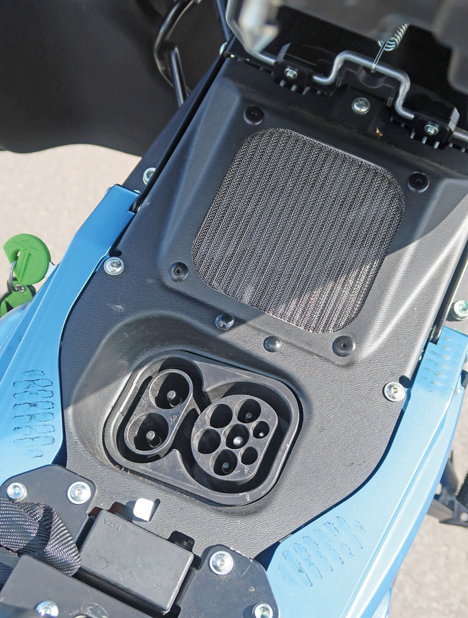 CCS & Typ2 Ladebuchse an der Energica EsseEsse9 Special, Modell 2019