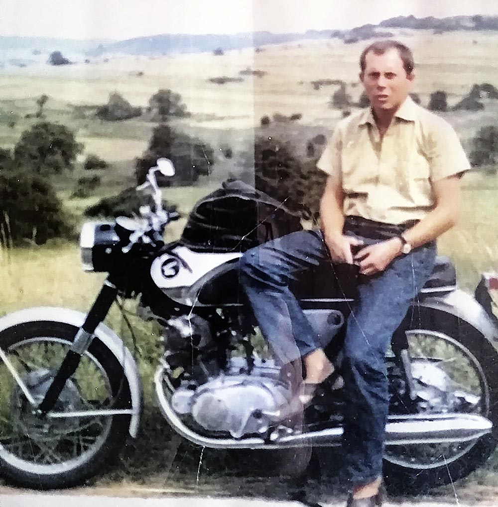 Herr L. mit seiner Honda CB 72
