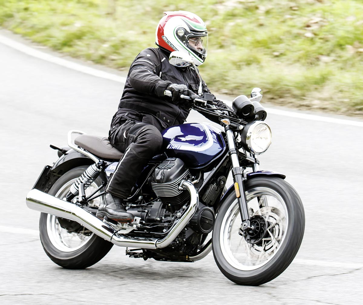 Moto Guzzi V7 Classic mit Klarglasscheinwerfer und Speichenrädern