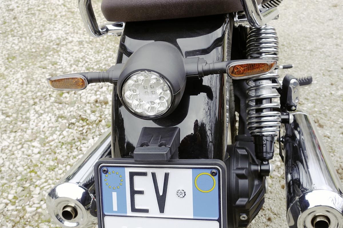 Moto Guzzi V7 mit LED Rückleuchten 