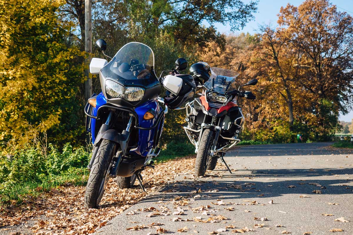 Vor allem gemeinsame Ausfahrten machen Motorrad fahren zu einem besonderen Erlebnis. (Quelle Adobe Stock).