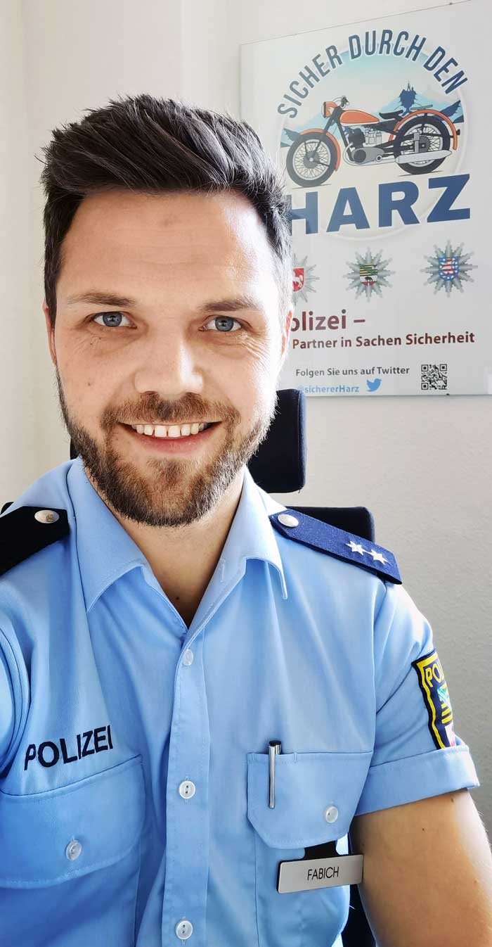 Polizeioberkommissar Sebastian Fabich ist privat leidenschaftlicher Motorradfahrer und setzt sich im Dienst für die Aktion „Sicher durch den Harz“ ein