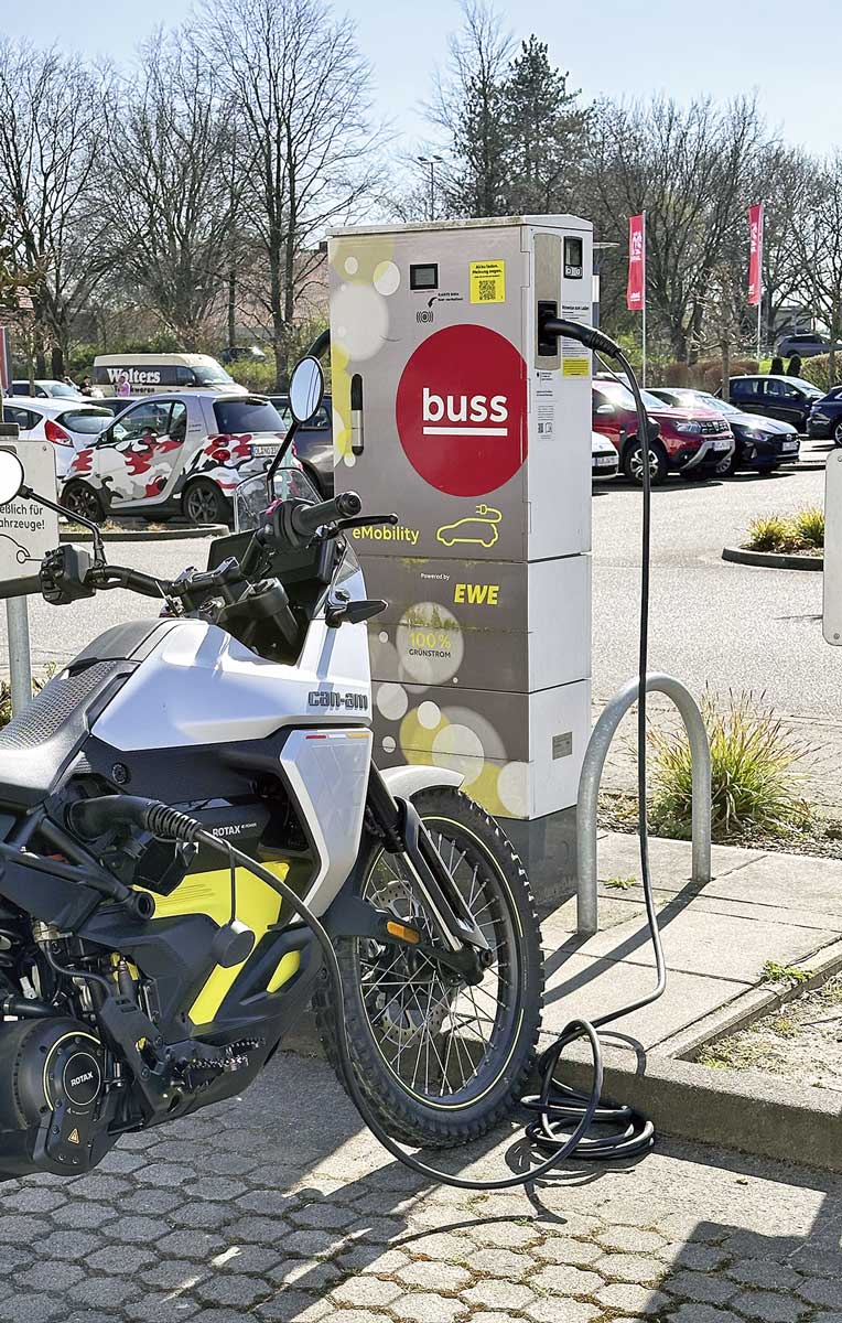 Geladen wird an 220 Volt (mit Adapter) oder an Typ2 Ladesäulen / Wallboxen