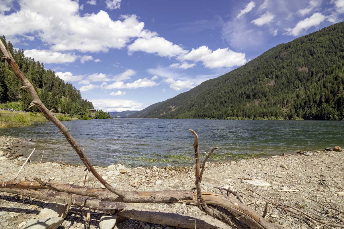 Unglaubliche Panoramen, kristallklare Seen, sanft geschwungene Kurven und weit und breit Apfelplantagen – das gibt’s geballt in Südtirol.
