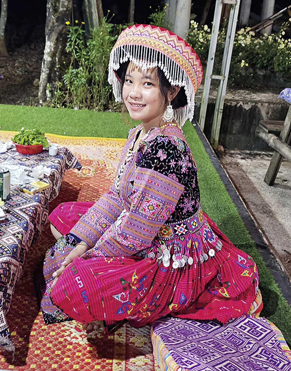 Angehörige der Hmong in traditionellem Kleid