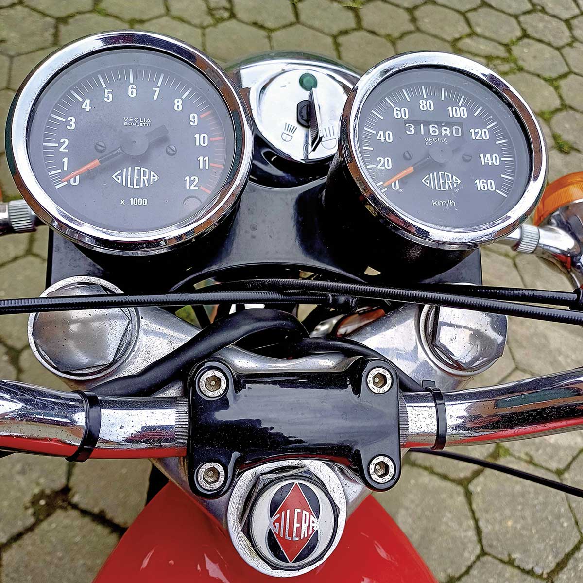 Klassische Rundinstrumente und filigraner Lichtschalter