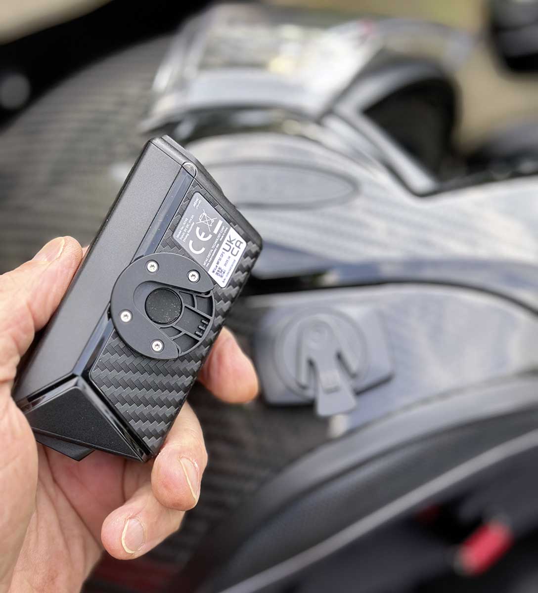 MiVue MP30 GPS Halterung, Aktivierung über Magnet