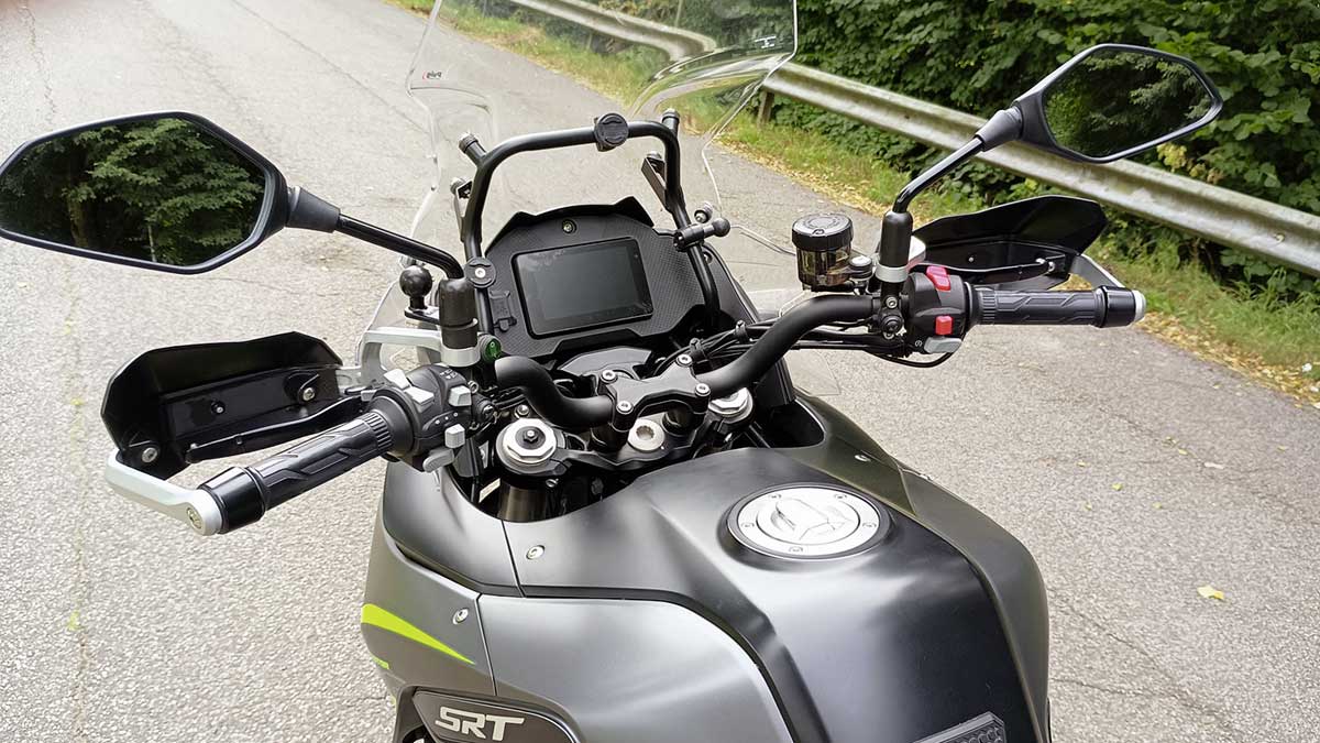 Modernes Cockpit, beleuchtete Schalter