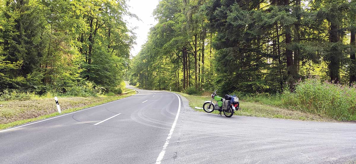 Alleine auf weiter Flur, bayerischer Mopedhimmel