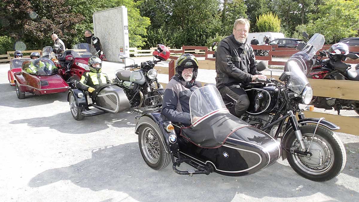 Hartmut und Ingo mit einer zusammengewürfelten BMW