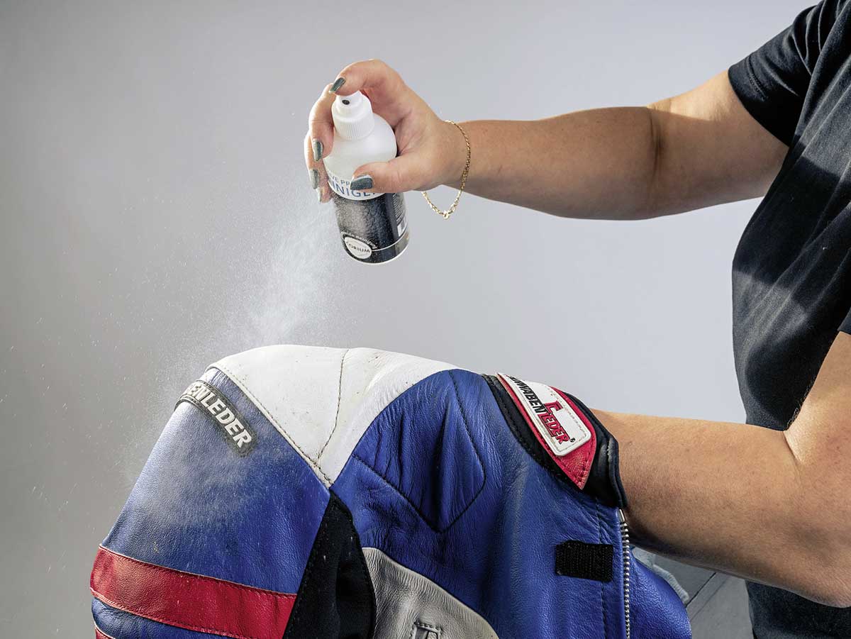 1. Aufsprühen des Reinigers