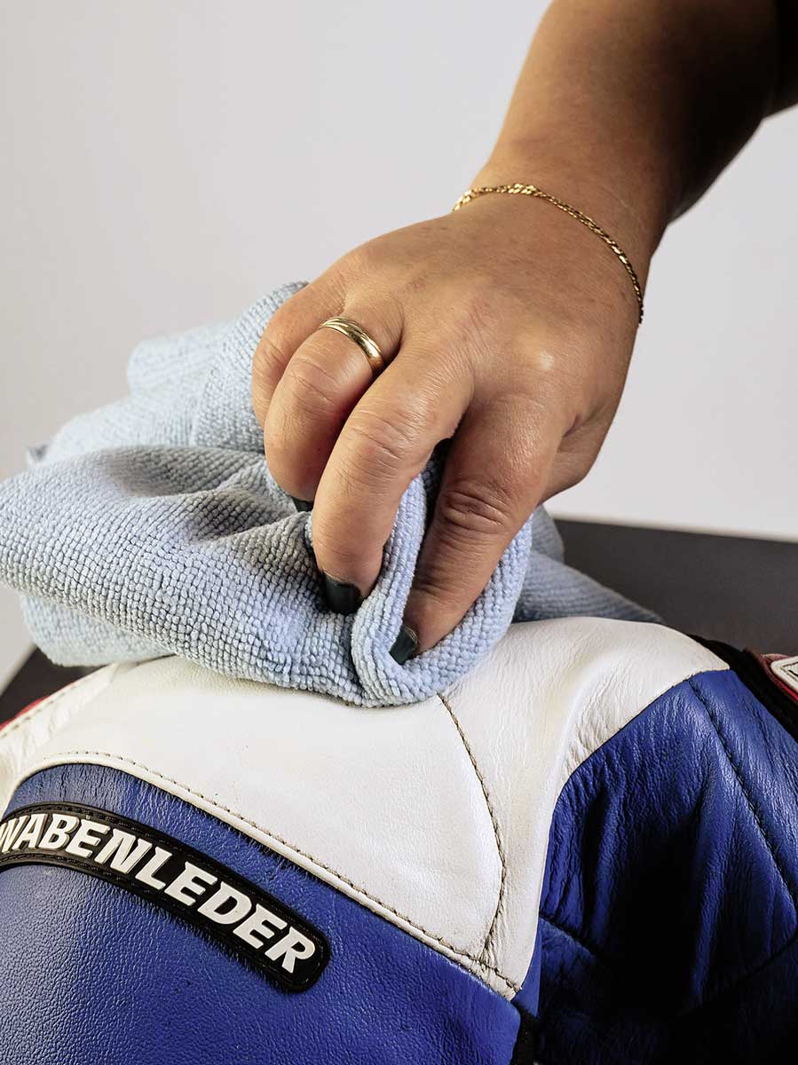 4. Lederpflegemittel einarbeiten