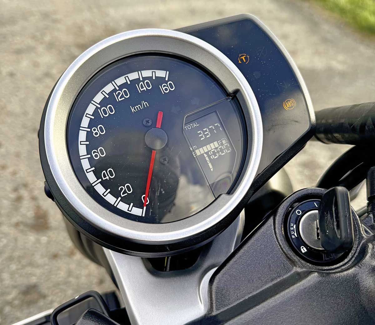 Analoger Tacho mit kleinem Digitalfeld