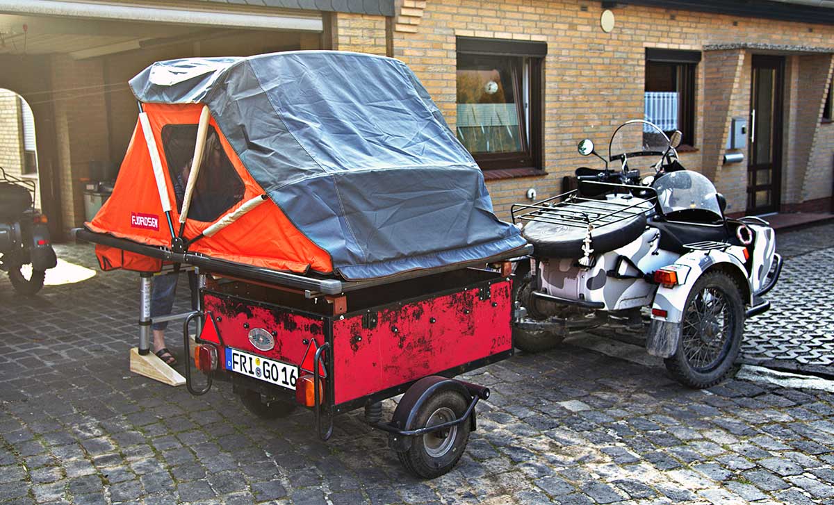 Anhänger mit Faltzelt