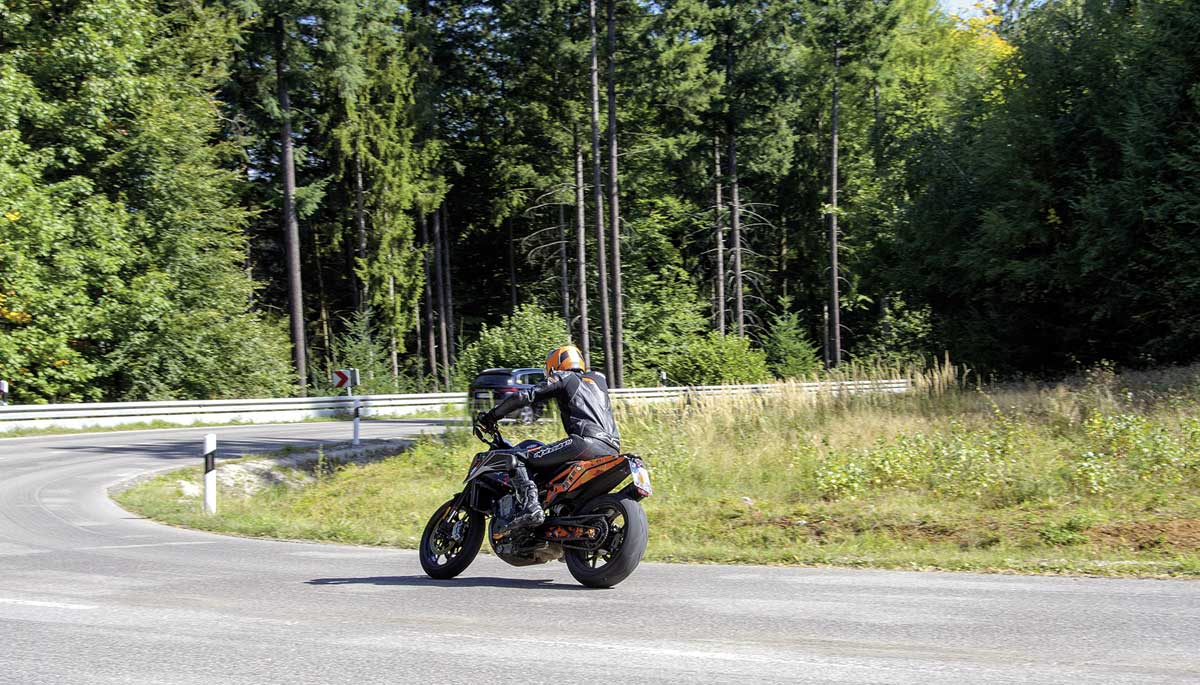 Der Fahrbahnbelag ist schwer zu "lesen"