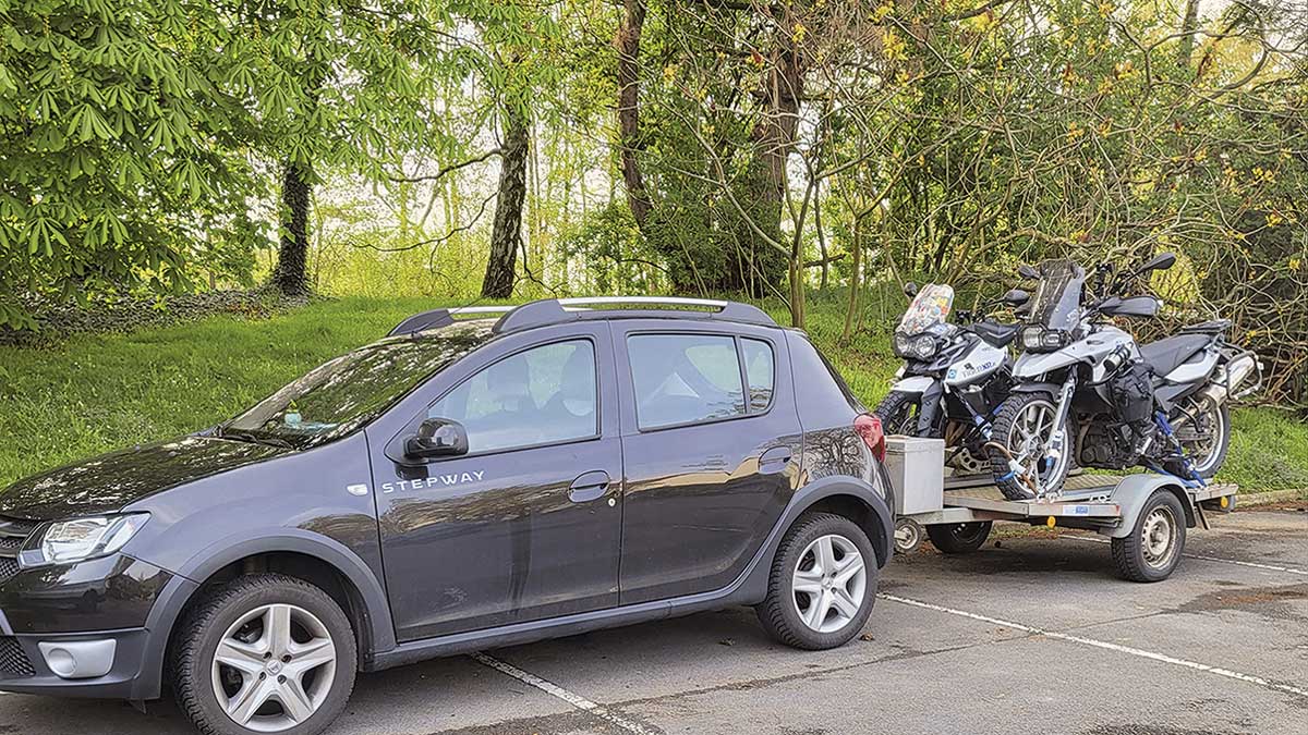 Bequeme und kostengünstigere Anreise mit Auto & Trailer