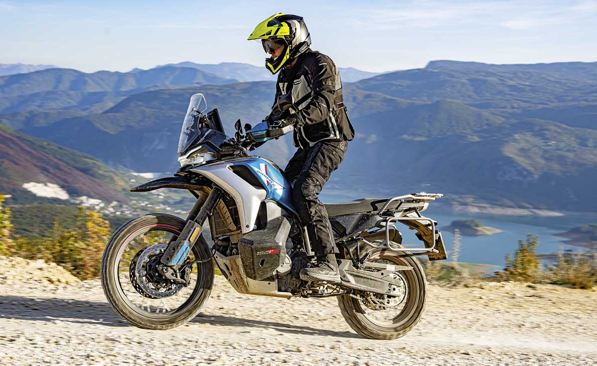 Die CFMOTO 800 MT-X ist eine Alternative für Enduristen, die nicht nur auf der Straße reisen wollen.