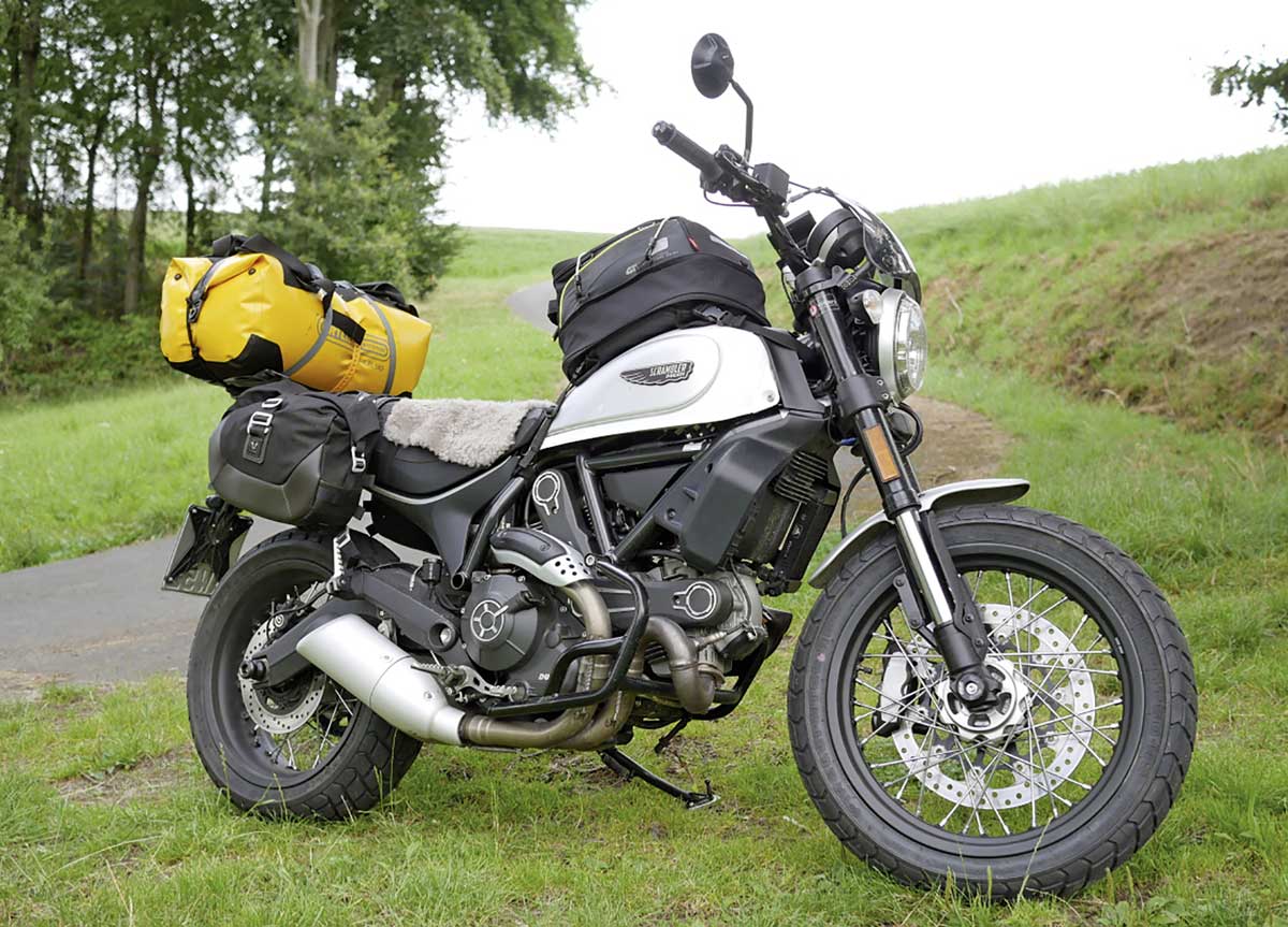 Hier ist noch der Originalauspuff zu sehen