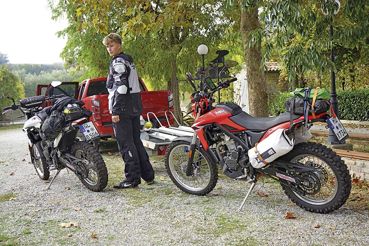 Ben mit der professionellen, Günter mit der improvisierten Gepäcklösung