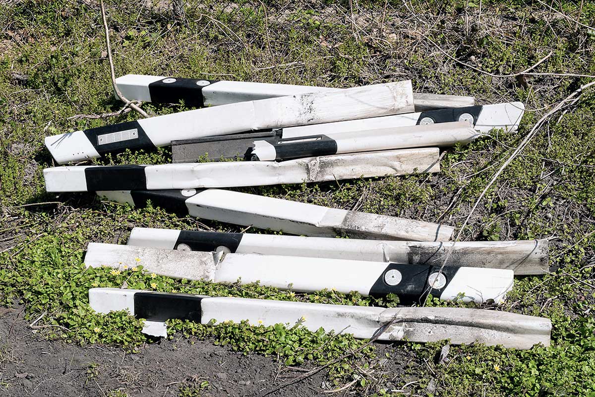 Für Straßen- und Autobahnmeistereien sind beschädigte Leitpfosten Abfall, der fürs Recycling aufwendig getrennt werden muss. Da kamen die Ingenieure mit ihren „Wildtierversuchen“ gerade recht. 