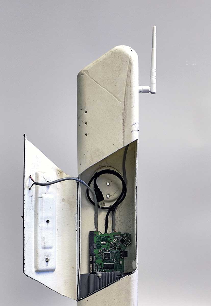 Ein geöffneter Versuchspfosten der fränkischen Firma aus einer frühen Entwicklungsphase. Verka­be­lung und USB-Anschluss sind noch Vorserie, die seitlich angesetzte Antenne wurde bald ins Pfosten­innere verlegt, weil sie zu auffällig und technisch nicht notwendig war. 