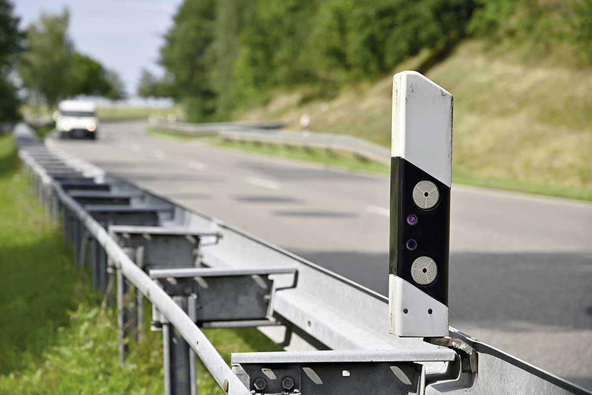 Rückwärtiger Sensor zur Doppelerfassung an einem aufgesetzten Leitplanken­pfosten im Feldversuch.