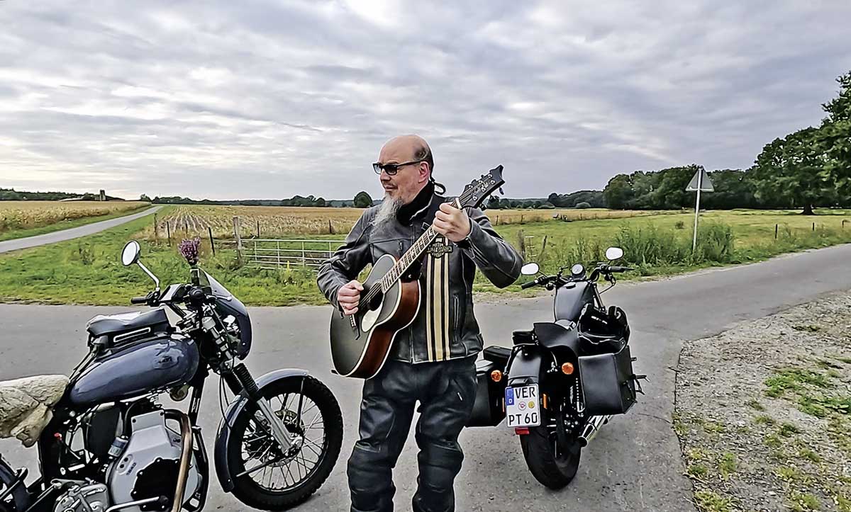 Motorradfahren & Musik - Blues & Bikes - Henning Pertiet erzählt aus seinem Leben … 