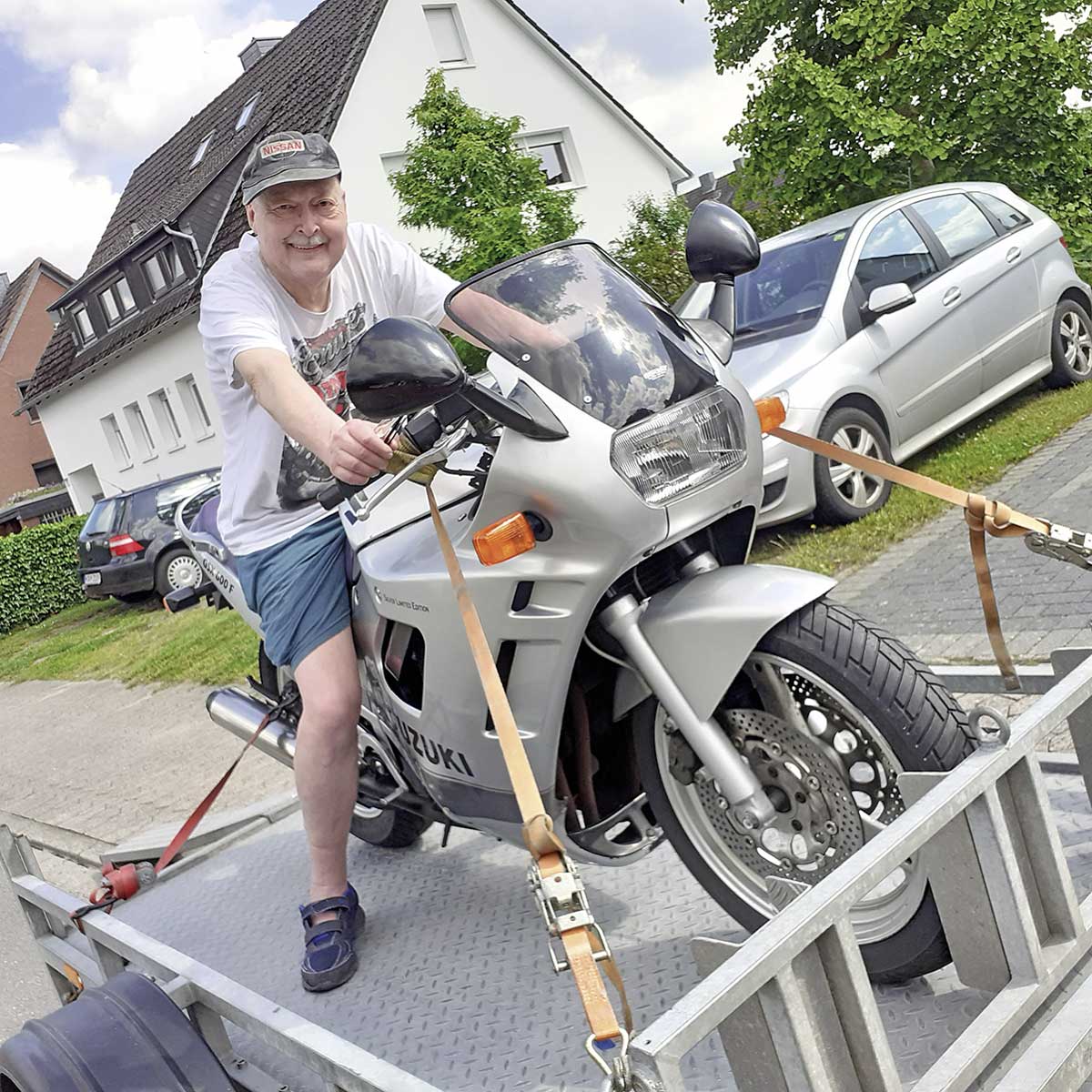 Auf dem Anhänger gehts nach Hause