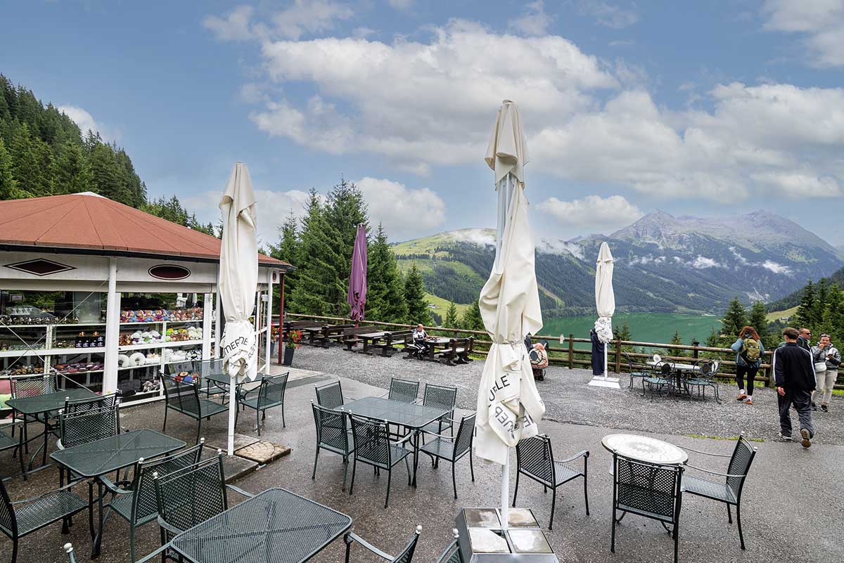 Beim Kiosk Stausee Gerlos darf man gerne etwas länger verweilen und die Aussicht genießen