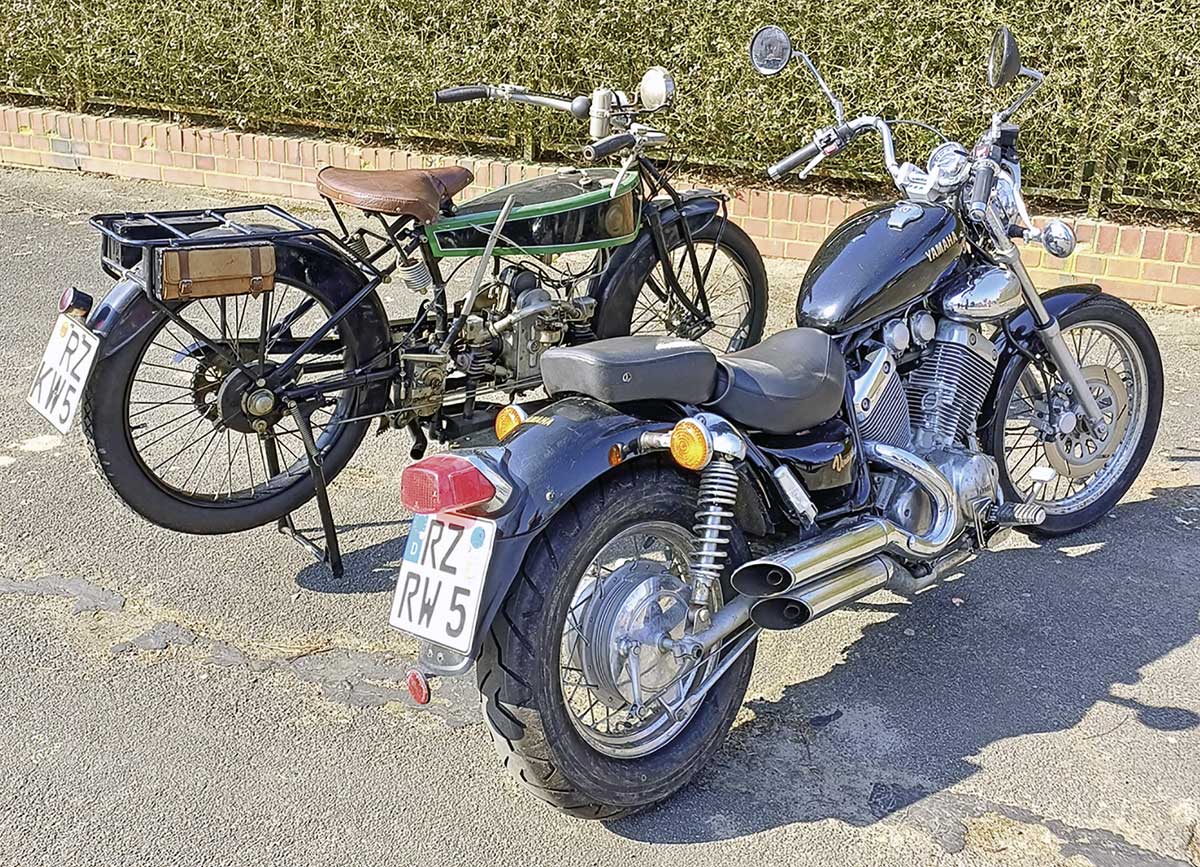 Ein Old- und ein Youngtimer. Wobei die Yamaha bald auch schon zu den Oldtimern zählt