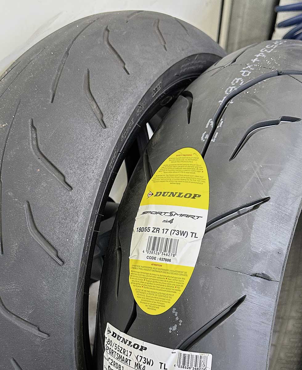 Links im Bild der Dunlop Qualifier Core. Er hat in der Mitte der Lauffläche die gesetzliche Mindestprofiltiefe von 1,6 mm unterschritten.