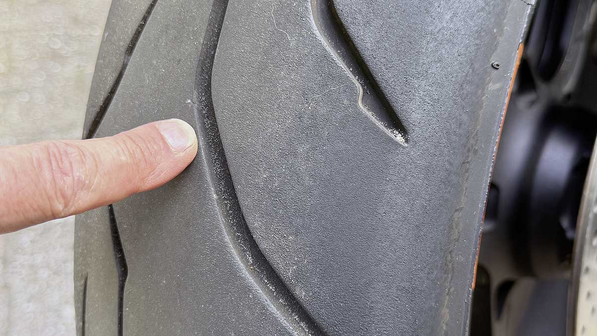 Der Dunlop SportSmart Mk4 nach 2.700 km, da dürften noch locker drei Tausender drin sein.