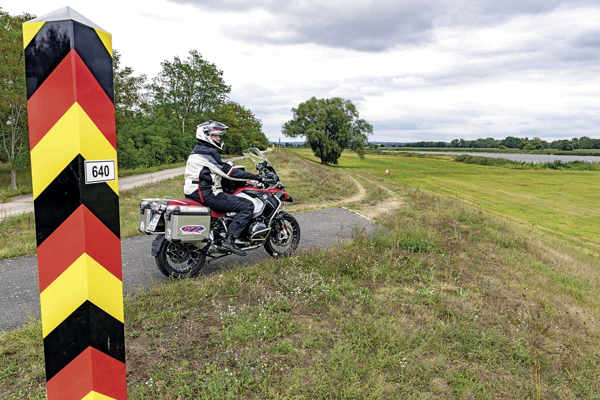 Wendepunkt Hohensaaten. Der Pfosten markiert die deutsche Staatsgrenze