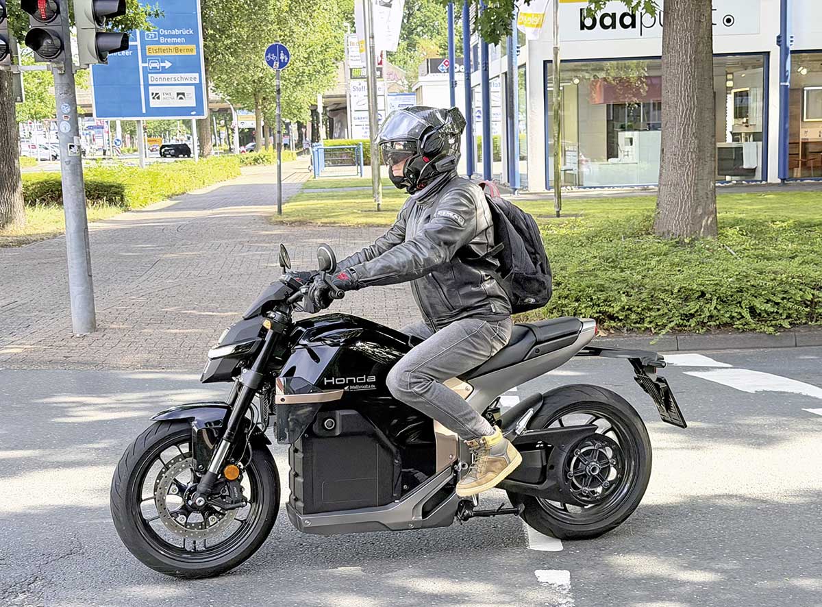 Bei 174 cm passt die Sitzposition sehr gut …