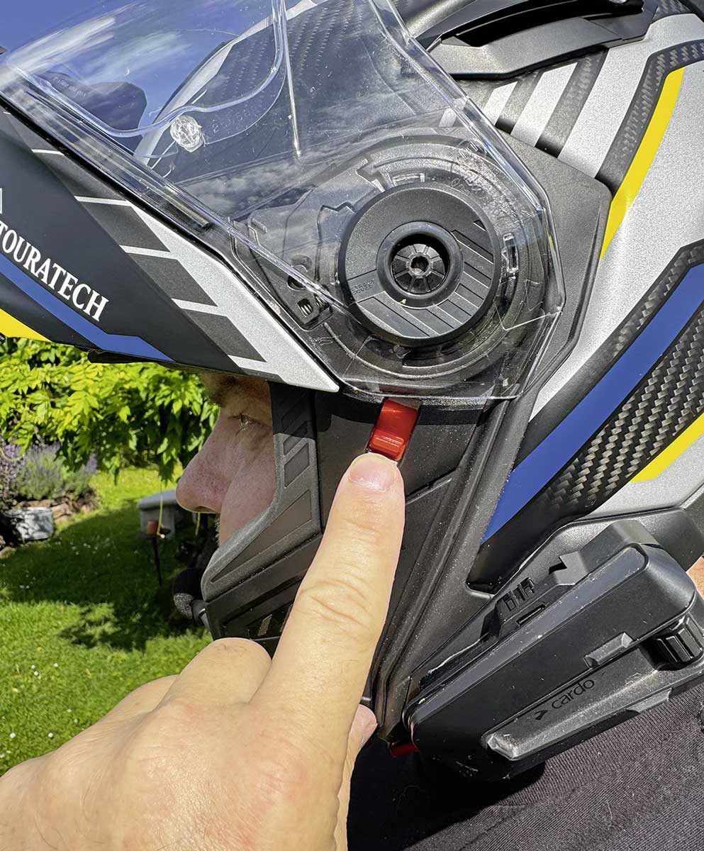 Über den roten Schalter lässt sich das Kinnteil verriegeln und der Helm legal offen fahren (P/J)