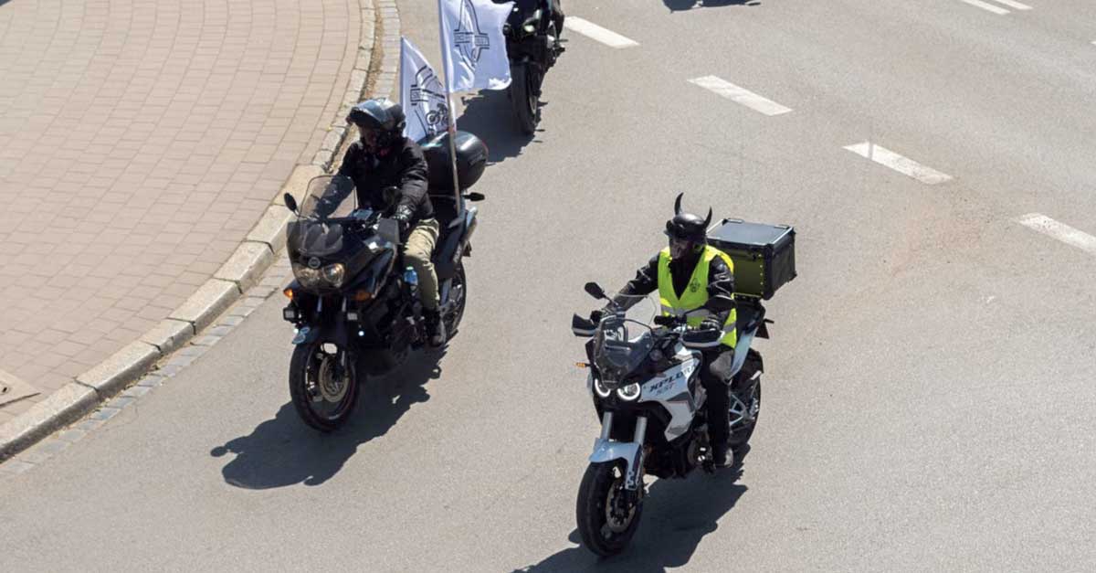 Mitglieder eines Motorradclubs bei einer gemeinsamen Ausfahrt